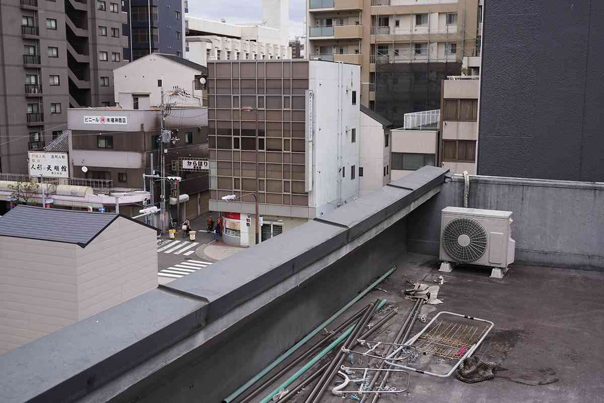 女子中学生(14歳)が大学生(22歳)を転落死させた疑いで逮捕…「美人局」の可能性にネット大荒れ、専門家は「逆送で罪を償わせるべき」