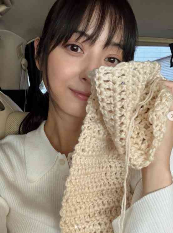 佐々木希：編み物が「癒し」に　マフラー、ブランケットなど作品公開　「販売して欲しいくらい上手」「何でもできる」の声