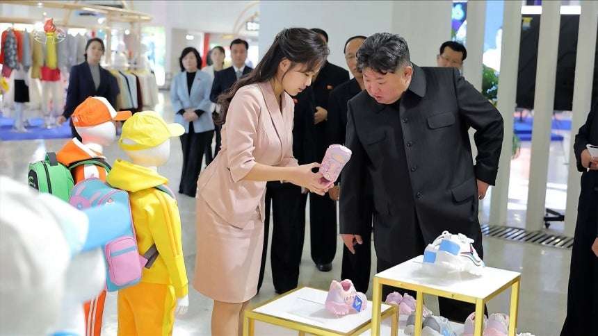 金正恩委員長の脳出血死亡説が海外SNSで広がる…北朝鮮、家族と一緒の写真を公開