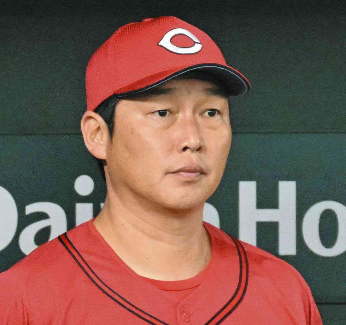 広島、最終戦セレモニーで抗議のような声…あいさつ中の新井監督、約16秒黙ってファンの声を受け止める
