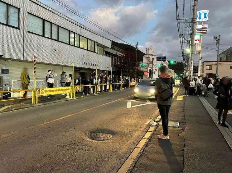 目隠し黒幕で話題になった「富士山ローソン」が“無法地帯”になっていた！ 外国人観光客からは「バカ！ 死ネ！」の罵声が飛び交い…