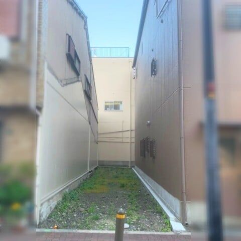 駐輪場ほどの狭小地→完成したのは光あふれる“細長い”家「天窓と大開口窓で夕方５時まで電気いらずの生活」