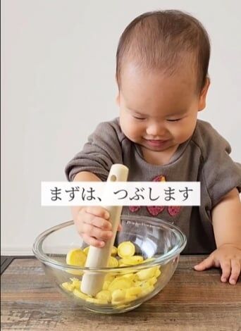 「あ”ぁ！」1歳児が作るスイートポテトにSNSハラハラ「アレの直飲みはダメｗ」「見守れるママ立派！」