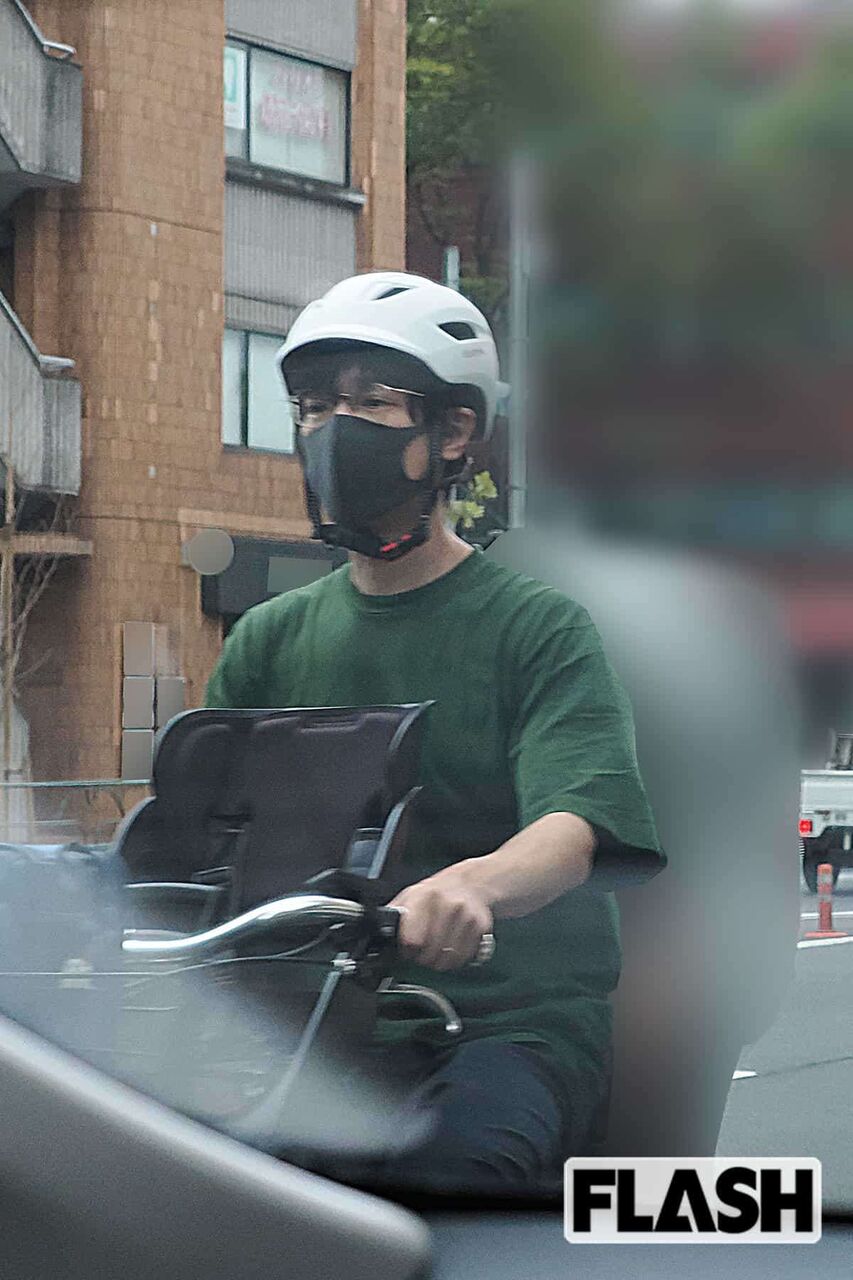 堺雅人　幼稚園にママチャリ送迎！『VIVANT』撮影中に娘と砂場遊び、妻・菅野美穂は息子と100均ショップ…年収2億円でも質素な夫婦姿