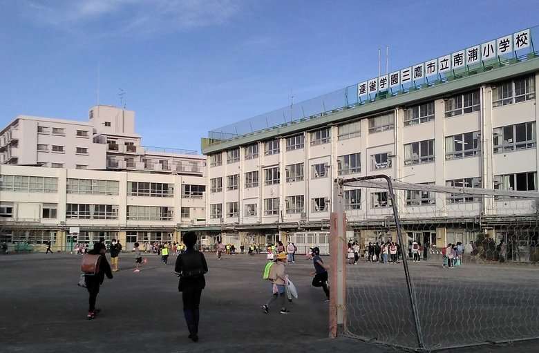 「小1の壁対策なるか 」朝7時半から校庭開放した三鷹市「子どもの居場所づくり」開始から半年で見えた成果と課題