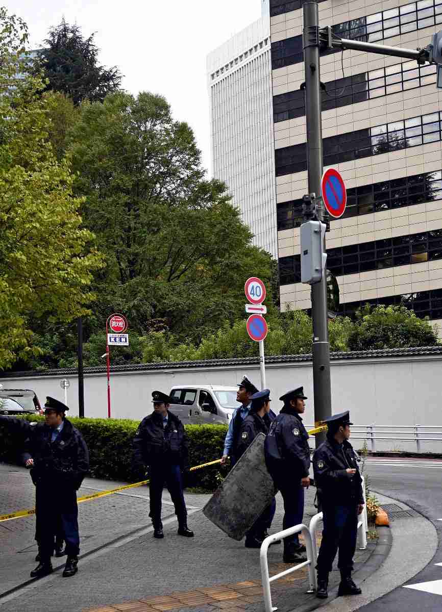 機動隊員、米大使館近くでアキレス腱切る重傷…刃物4本所持の男「気象庁が意図的に気候変動させている」