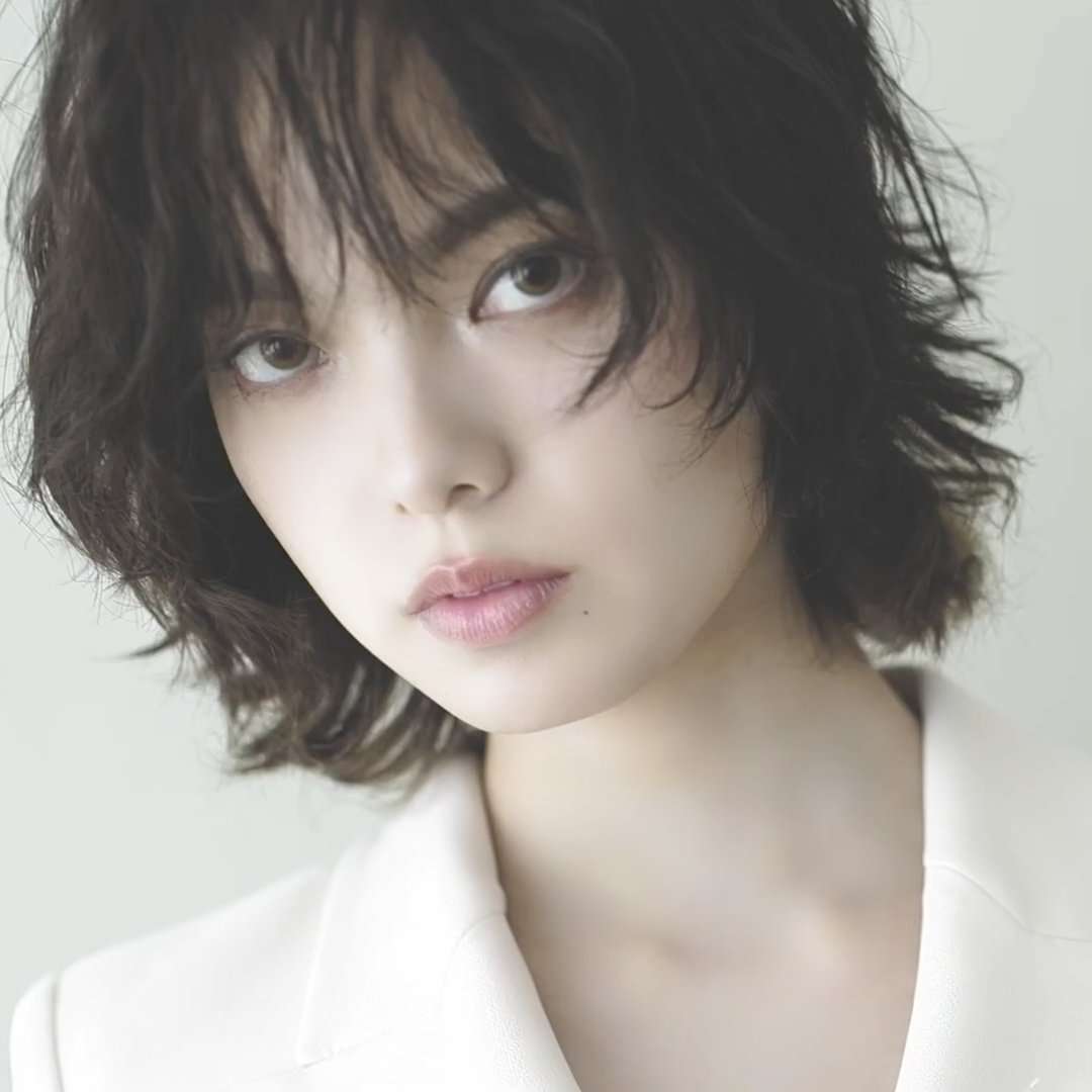 平手友梨奈　新YouTubeチャンネル開設　ミニ丈スーツでキレッキレ＆美肌美脚にファン歓喜