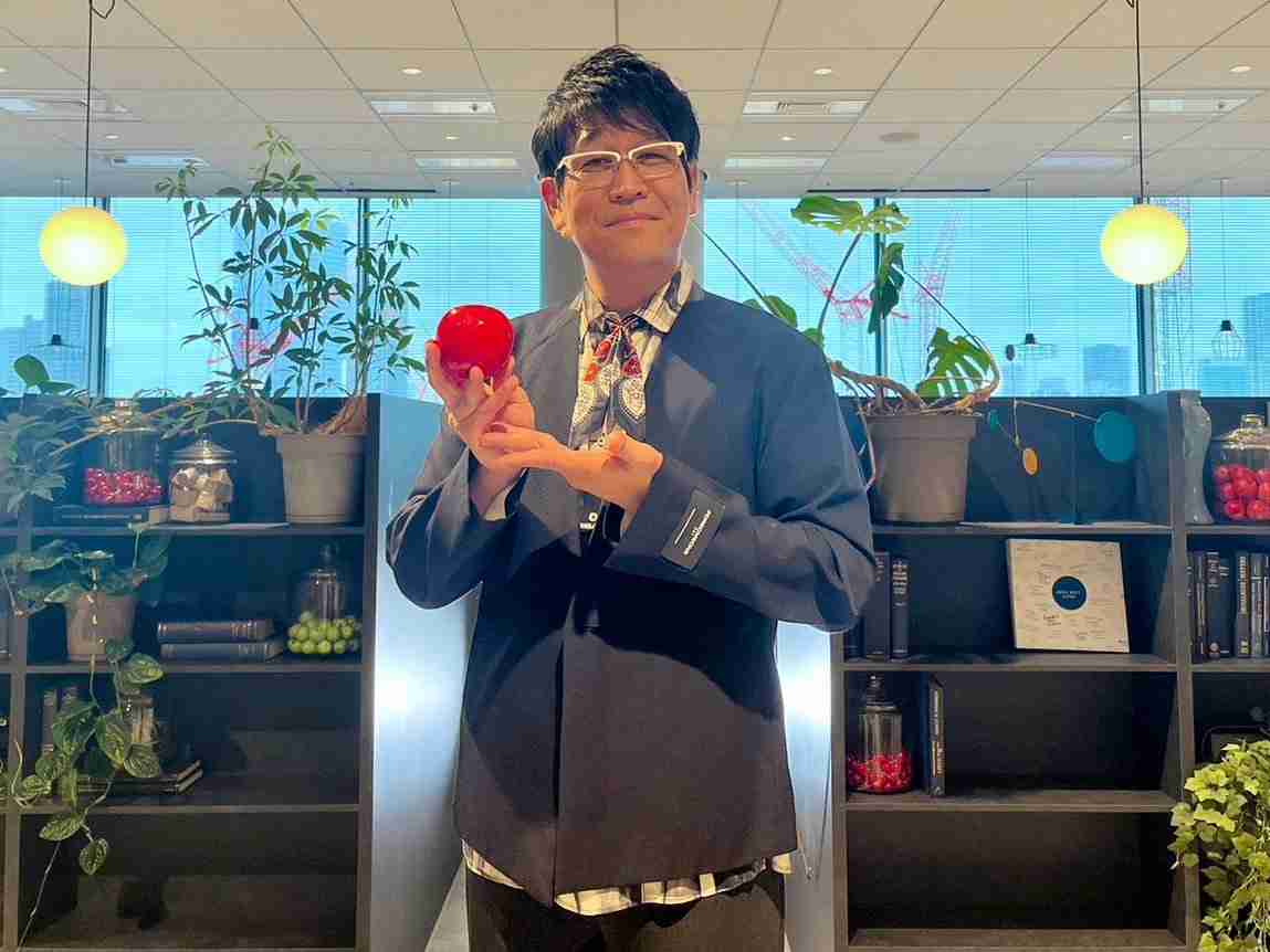 「おむつを1000枚変えても誰も褒めてくれない」2児の父・古坂大魔王、夜な夜なバランスボールに乗って子どもをあやした日