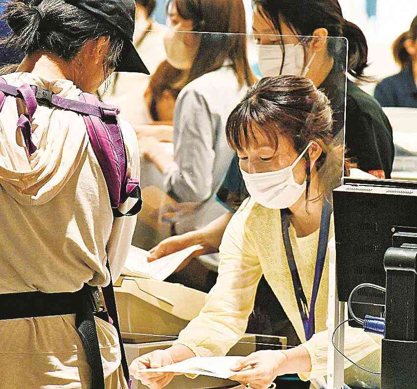 市役所職員　外せぬマスク　「個人判断」でも市民の目が…