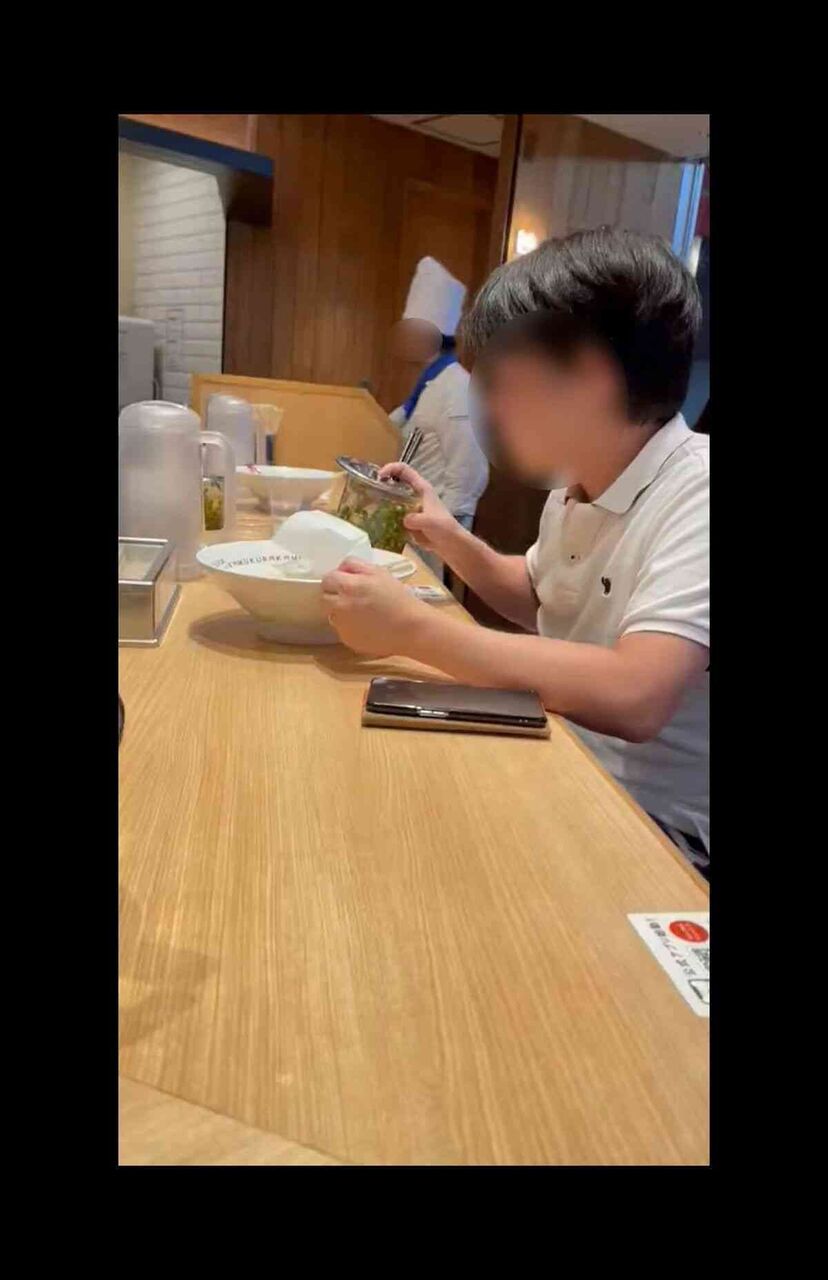 ラーメンチェーン店『どうとんぼり神座』新宿店で卓上トッピングを直飲みする迷惑行為が物議「スシロー少年と同じこと」同店は直撃に「厳正に対処していく」