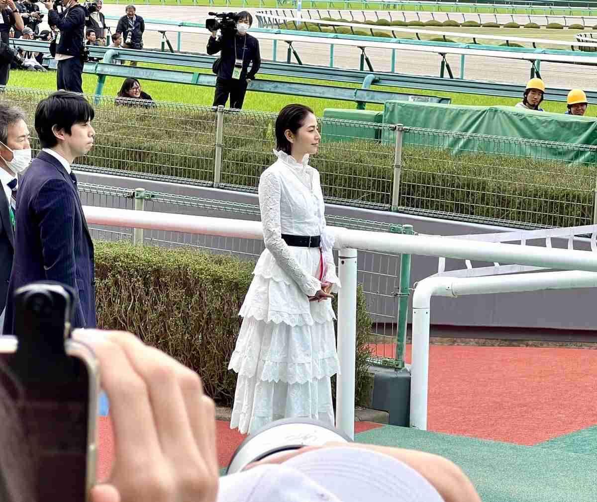 長澤まさみ　「え！」白レースの装いで競馬番組に降臨、ネット沸く「神々しい」「美しさこの上ない」