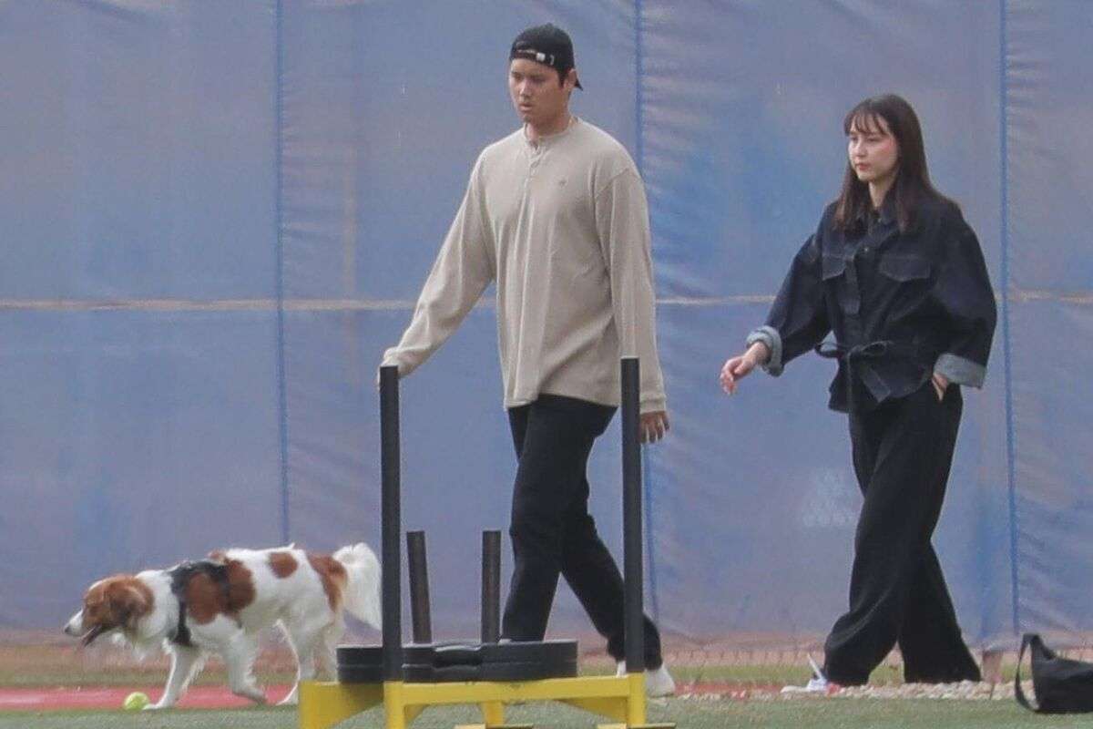 妊娠公表の真美子夫人＆デコピンがキャンプ施設“初訪問”　大谷翔平は自主トレせずに“家族サービス”