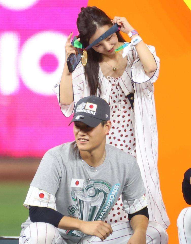 板野友美　WBC決勝グラウンドで目立ったイチゴのキャミワンピを発売　自身のブランド、深スリット