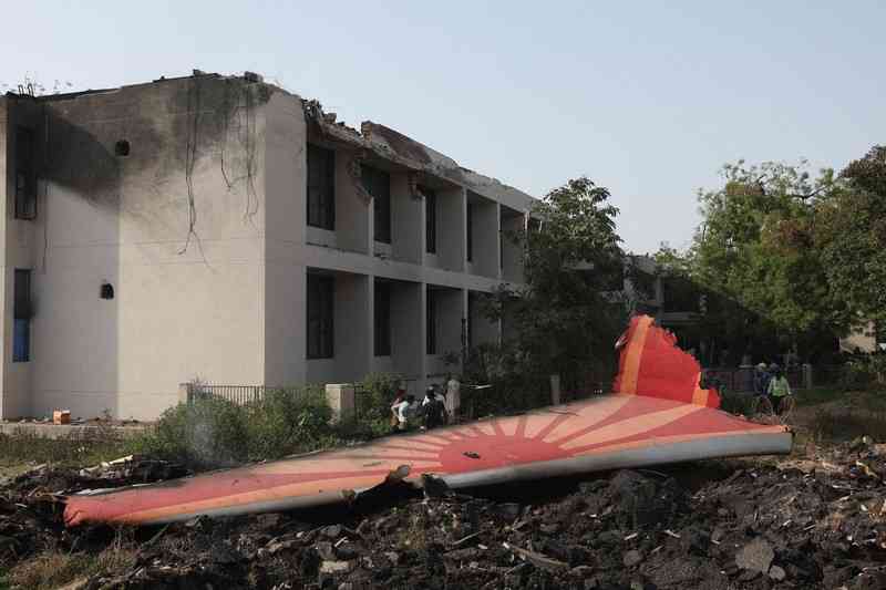 インド機墜落　241人死亡、1人生存　激突の食堂には100人の学生