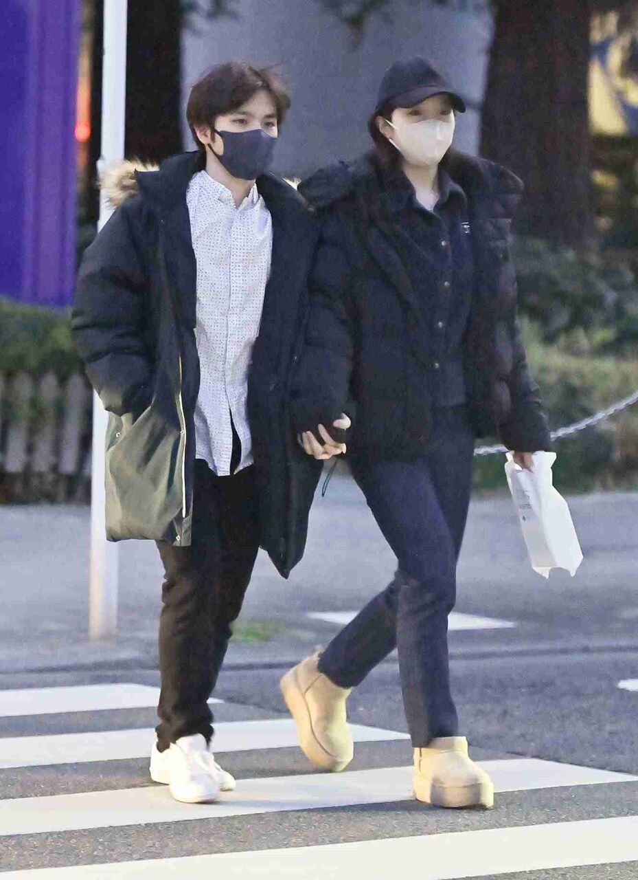 高級スーパーで買い物後に新築タワマンへ…スクープ撮！本田真凜＆宇野昌磨 「手つなぎデート」写真