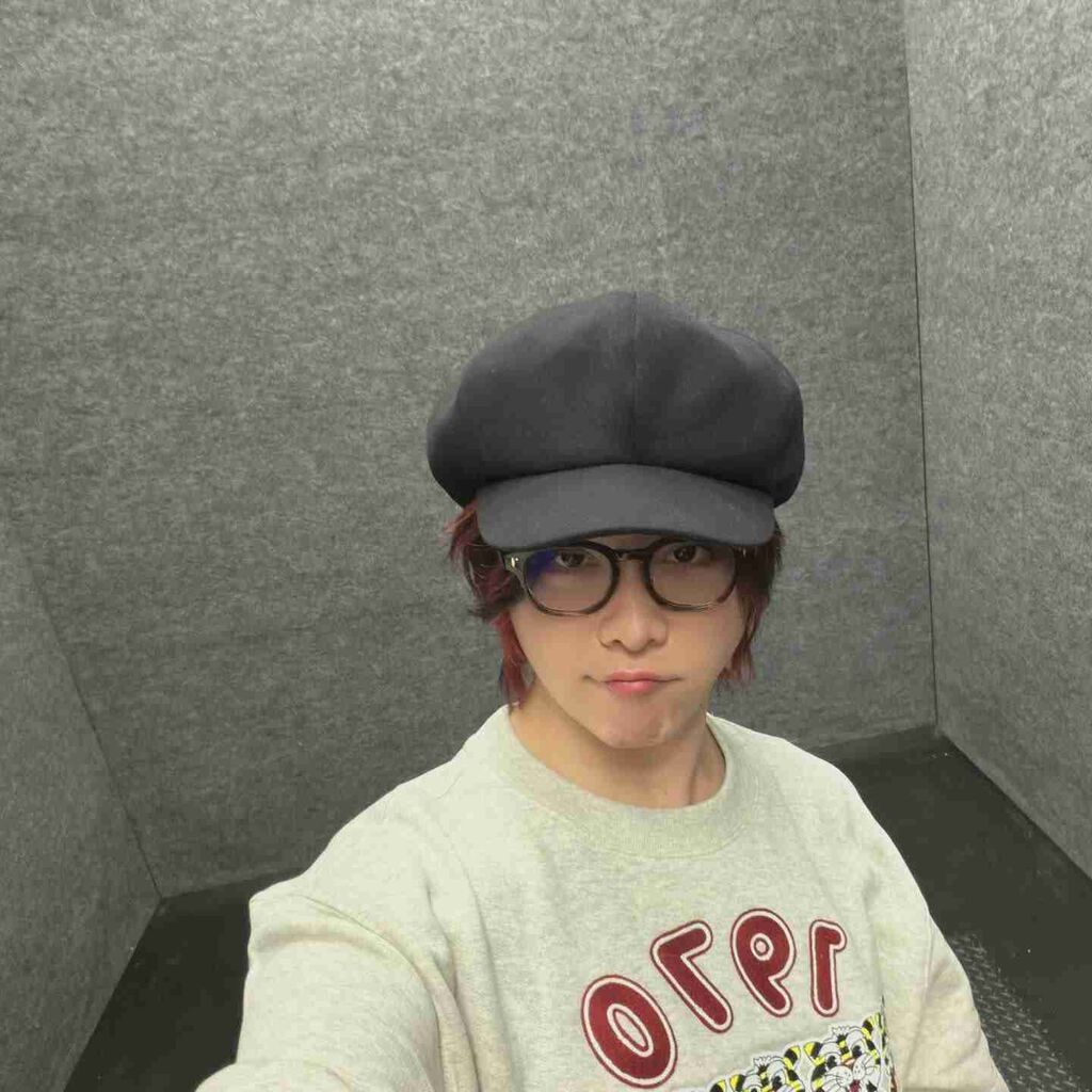 「そのお口はなんだい」ミセス大森元貴、アヒル口強調キャスケット＆メガネ姿のあざと自撮りに悲鳴「この可愛さは凶器」