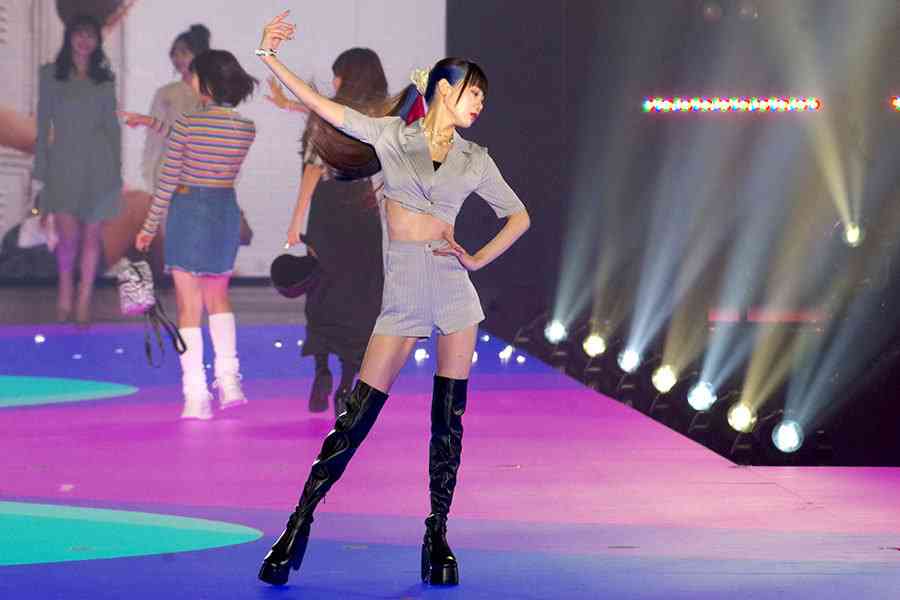 「細すぎ」と騒然、体重39.5キロの人気TikTokerゆりにゃ、バキバキ腹筋で「関コレ」ランウェイ