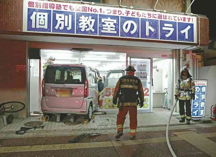 学習塾に車突っ込んだ事故、コロナ感染の発熱でブレーキ誤ったか…運転の73歳男を書類送検
