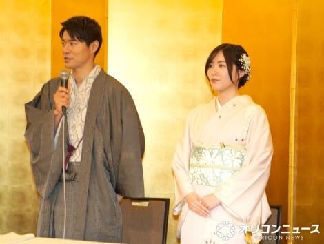 松井珠理奈&辻本達規、そろって結婚会見　松葉杖で登場の辻本を珠理奈がサポートする場面も