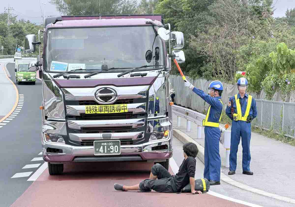 辺野古転覆事故で「自粛」の抗議活動再開　「服喪」でマイク取りやめ、寝そべる人も