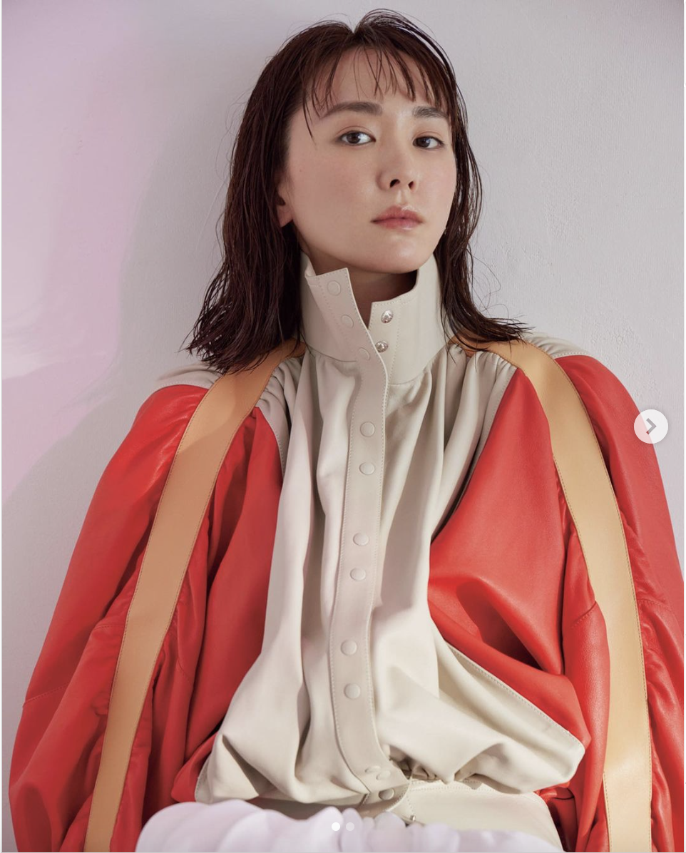 新垣結衣、超ミニで“太もも全開”「見たことがありそうでない、素顔のようでいて素顔ではない、そんな絶妙な新垣さんをどうぞ!」