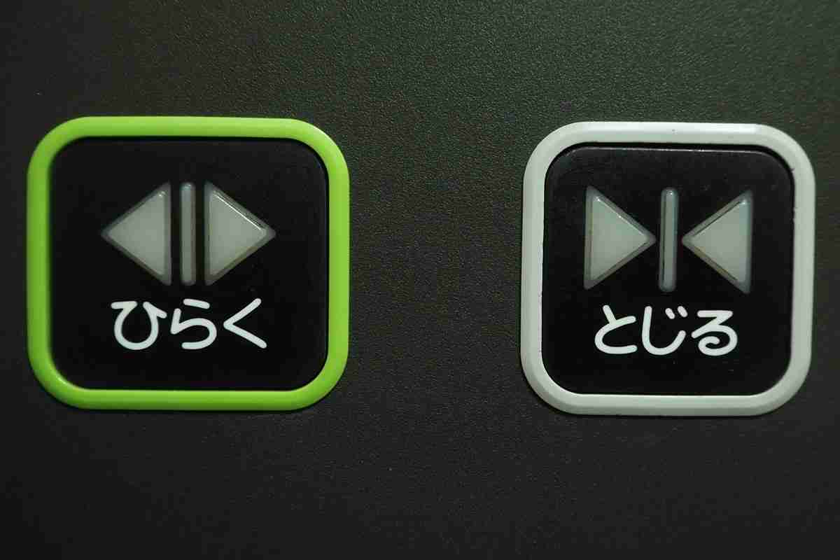 エレベーターに乗った順と受付順の“逆転現象”にモヤモヤ　明確なルールなく「先に乗った順に受付すべき」「降りた順でも問題ない」見解割れる