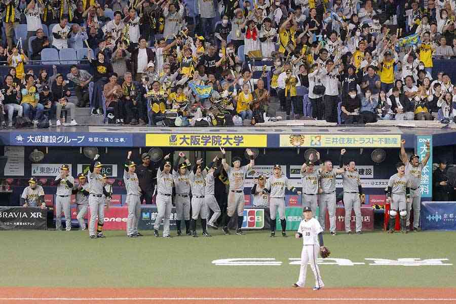 阪神、13安打8得点の猛攻で日本シリーズ先勝　1985年以来の7得点＆敵地勝利、オリは山本が誤算