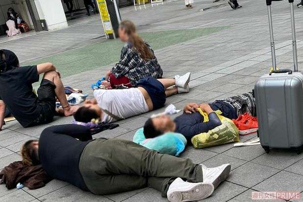 トー横で1時間定点観測したら「カオスすぎる地獄絵図」だった！警察が2回も出動、突然の爆竹に酒盛り、殴り合い、寝そべる“トー横シニア”の存在