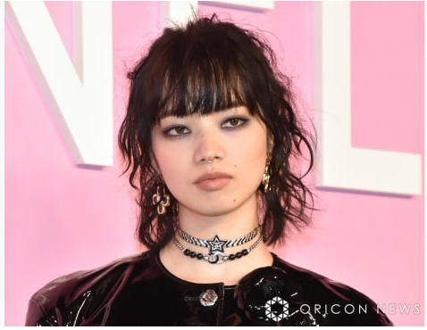 小松菜奈、鼻ピアスにレザージャケットでパンクなコーデ 昨年のシャネル秋冬コレクションで「絶対に着たいと思っていた」