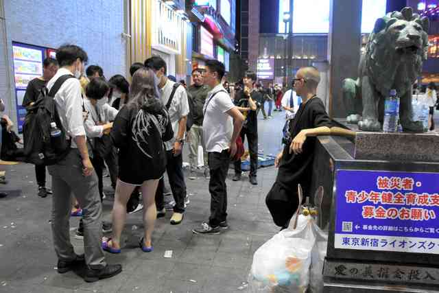 新宿歌舞伎町「トー横」で一斉補導　未成年26人、緊急搬送の少女も