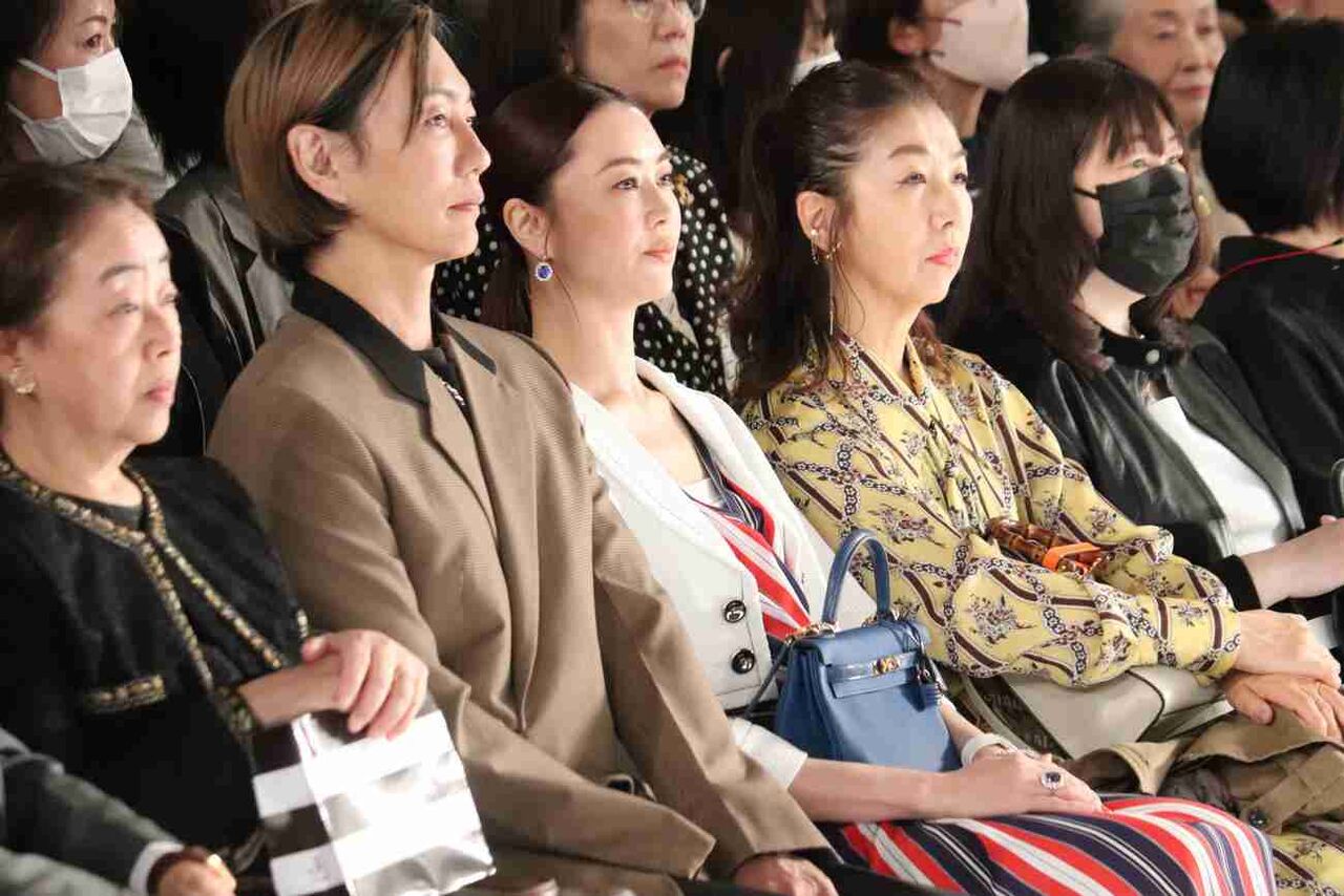 観月ありさ、夫の青山光司氏とファッションショー鑑賞　時折顔を近づけて会話を楽しむ