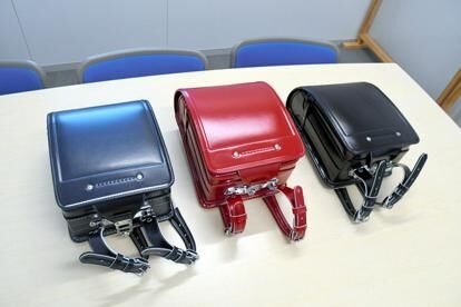 女子は赤、男子は黒→キャメルに統一　無償配布のランドセルに変化