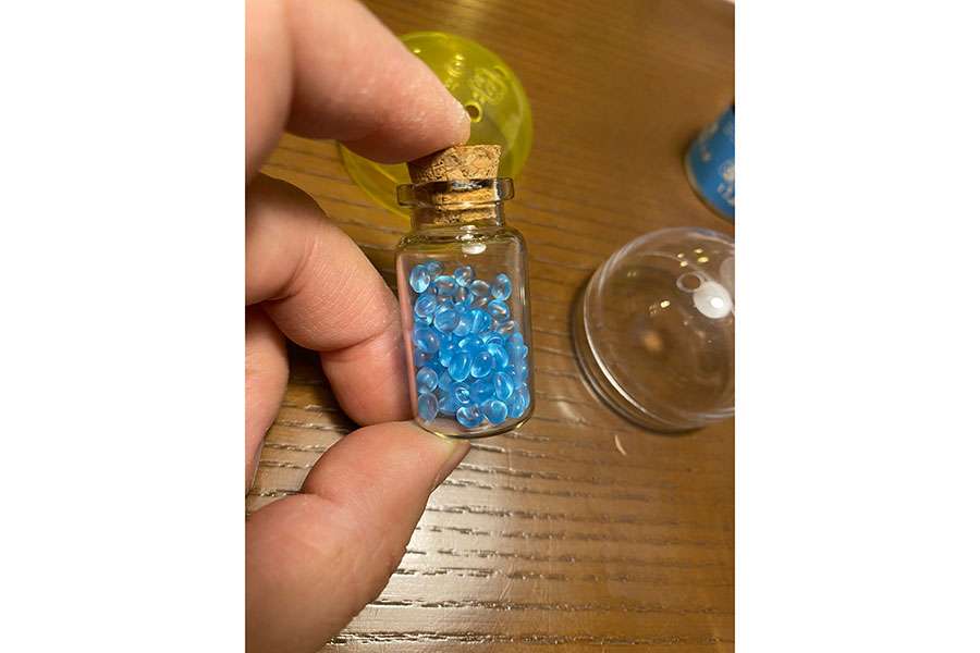 娘が差し出したカプセルトイ　悲鳴を上げた母に共感続出　「古の記憶が呼び起こされた」