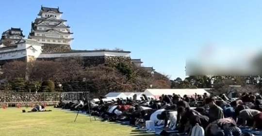 兵庫県姫路市の姫路城前公園で、イスラム教徒らによる集団礼拝が行われ X上で議論