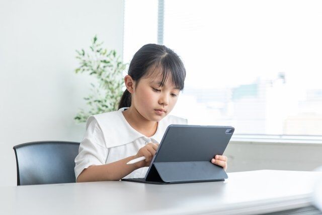 夏休みは昭和と令和でこんなに違う…「宿題ナシ、日数短縮、スイカ割りは紙風船」で