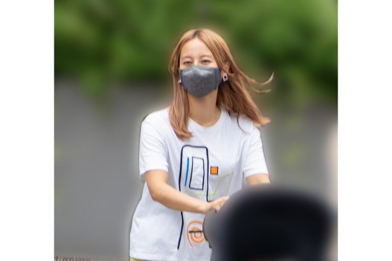 堀北真希さんは「ピンク髪にハデ腕輪」　“強そうな見た目”はベビーカーママの苦肉の自衛策