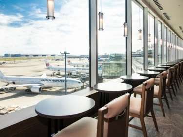 縮まるサービス格差 JAL・ANAが「上級ラウンジ」を一般開放しつつあるワケ