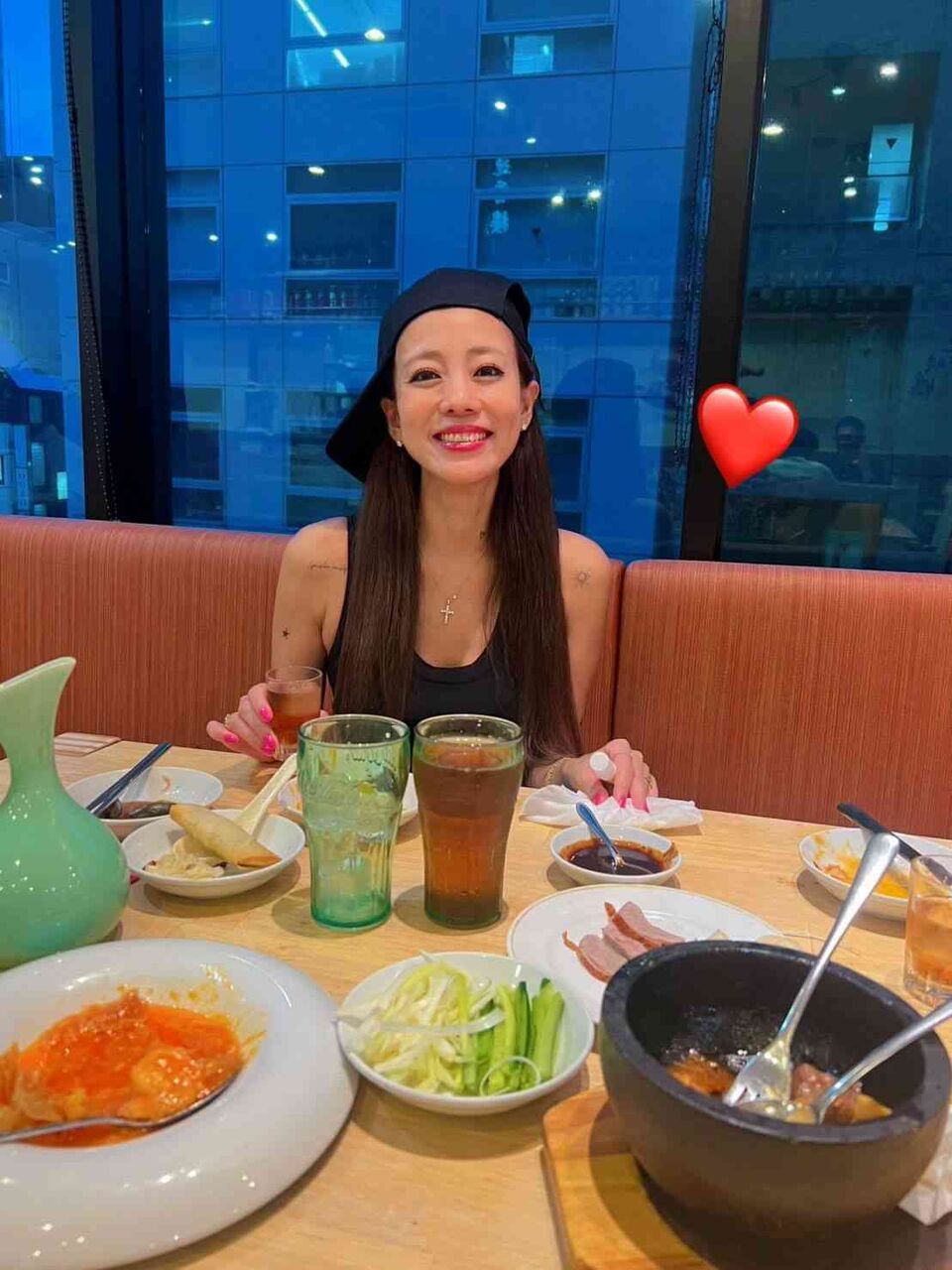 中華食べ放題で〝タトゥー丸出し〟40歳あびる優...第2子出産から4年〝店内で写真撮りまくり〟大満喫姿に「入れ墨を出そうの会はいり〜」「一段と...」
