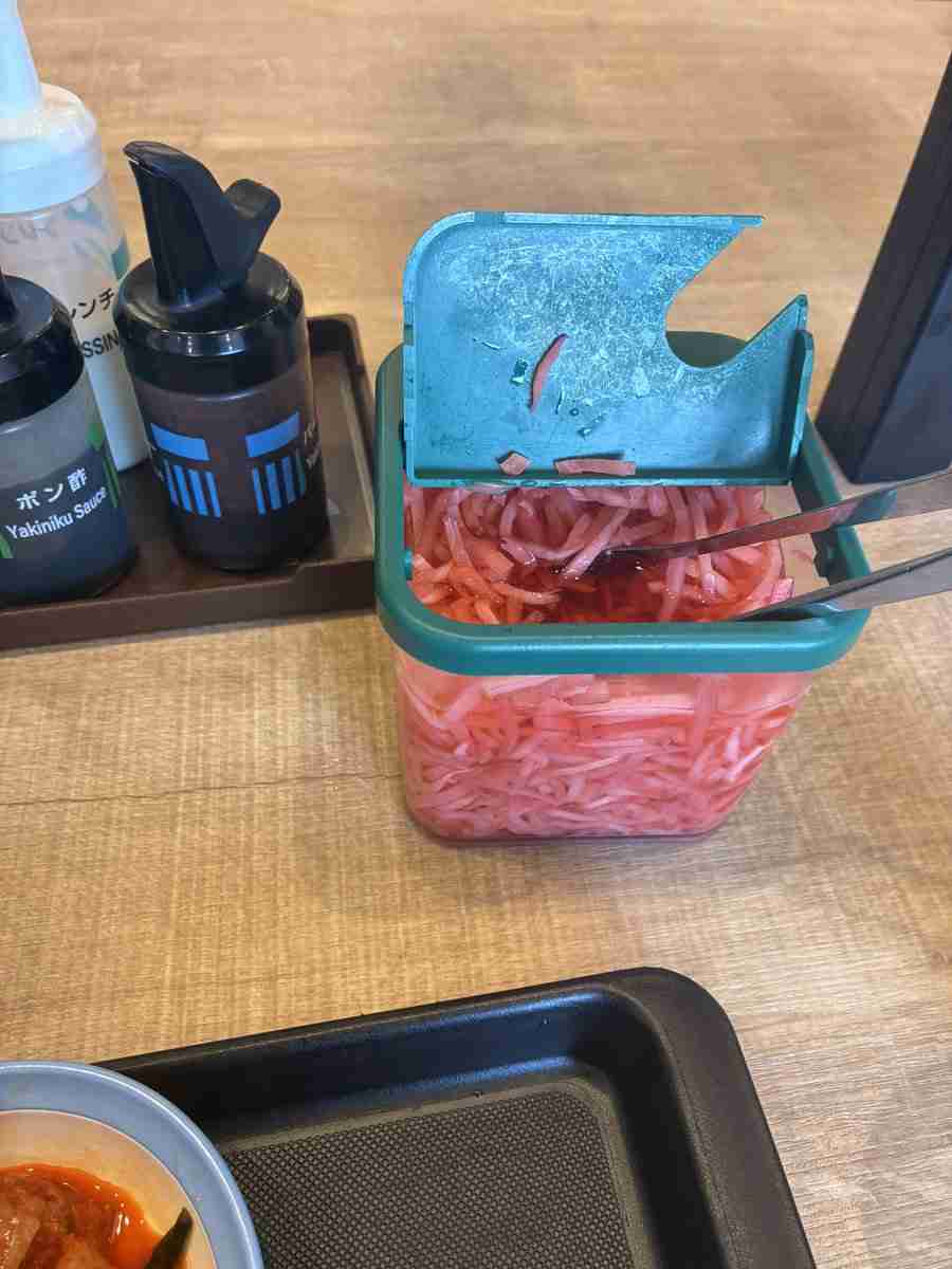 松屋で爺さんが紅生姜を箸で取り出して牛丼に乗せていたので、「トング使いなよ」と注意したら、「使っていない箸でなぜいけないのか？」と口論になった→衛生面が焦点に