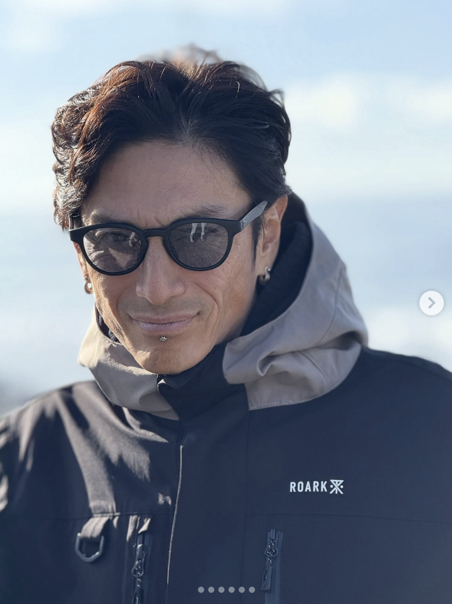 49歳・伊勢谷友介、顔にピアスを付けたワイルドな近影にファン絶賛「いつ見てもかっけぇ」「何歳なってもかっこいい」