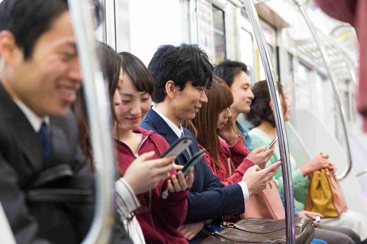 「サンドイッチは…」電車内の食事で「ぎりぎり許される」と思うもの。300人の”許容範囲”はどこまで？