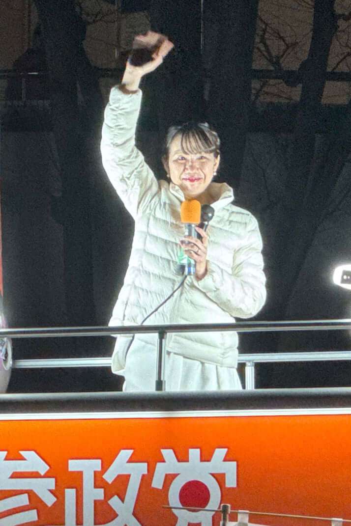 参政党の“新アイドル”豊田真由子氏が真冬にひらひらスカートで埼玉・大宮に「戻ってきました、ただいまー！」　もしや枝野幸男氏にロックオン？