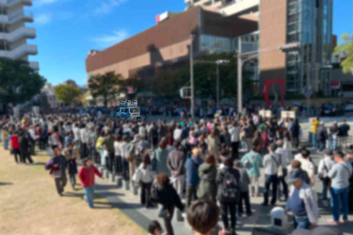 斎藤元彦　うちわ持参で参戦、沖縄から応援に来る人まで！過熱する“斎藤ガールズ”の熱狂【兵庫県知事選】