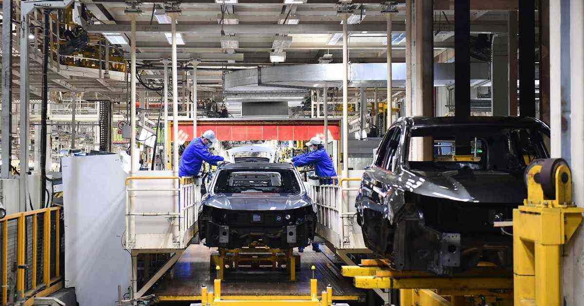 中国、自動車輸出6割増で初の世界首位へ　EV伸長で日本抜く、23年