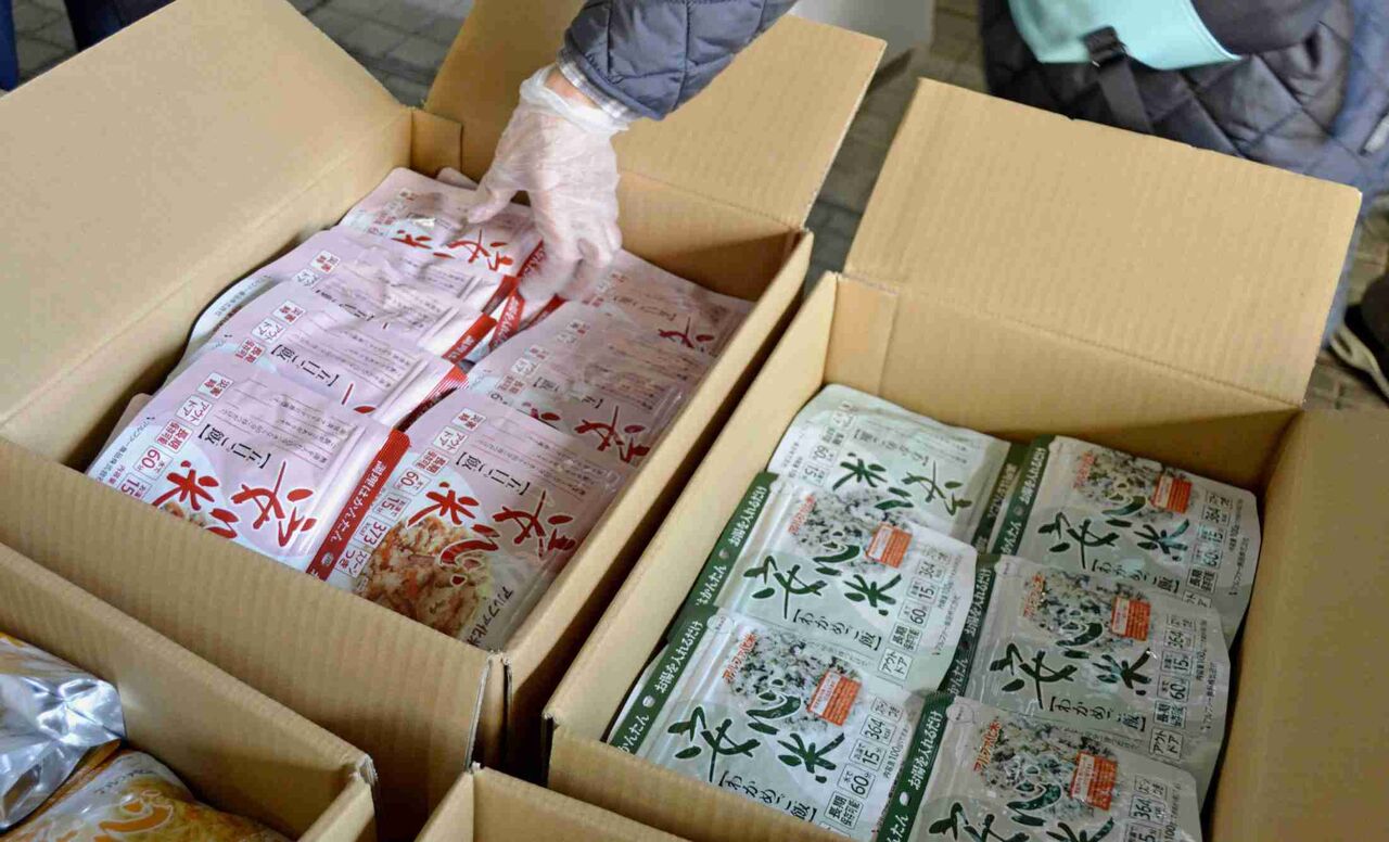 食料配布に700人超列、都庁前　物価高で「生活苦身近に」…訪れた75歳女性「誰か助けて」