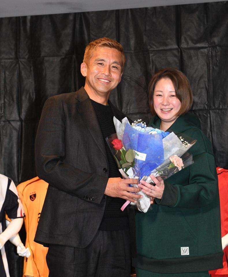 引退発表の稲本に妻でモデルの田中美保から花束　「家族が一番には言いました」と相談、「お疲れさまでしたという言葉はもらった」