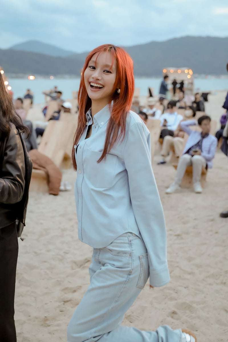 元“オスカー三姉妹”忽那汐里が衝撃の“赤髪ギャル”化して音楽フェス『KYOTOPHONIE』に参加、過去に発言していた「清純派に見られることへのコンプレックス」