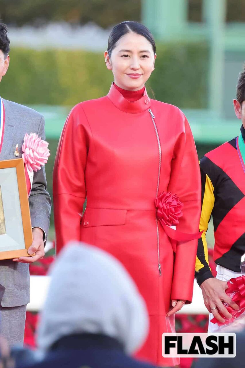 長澤まさみ、真っ赤なコーデで「有馬記念」表彰式に登場！ スタイリストは公私ともに信頼寄せる“先輩女優”