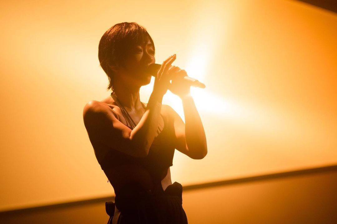 「色気ありすぎない！？」宇多田ヒカル、大胆セクシーな衣装ショットに「めちゃくちゃ体絞られててきれい」と反響