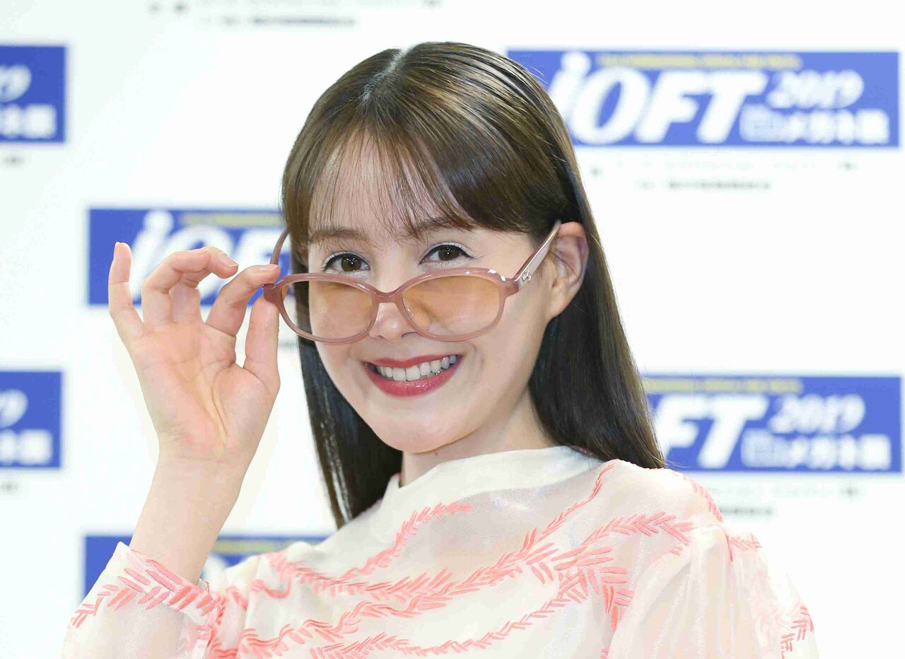 トリンドル玲奈さん、大胆なイメチェンが話題に。ベリーショートに「めちゃ似合う」